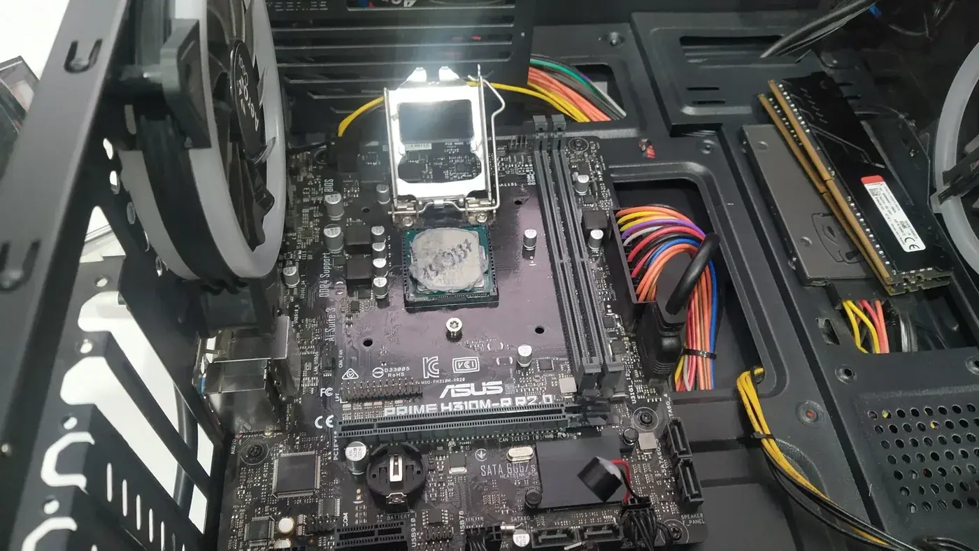 Материнская плата ASUS с процессором и нанесённой термопастой
